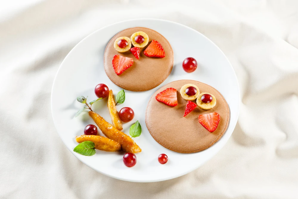 Sản phẩm bột bánh rán pha sẵn vị sô-cô-la có thể kết hợp được với nhiều loại trái cây.