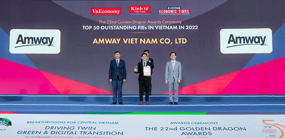 Ông Huỳnh Thiên Triều - Tổng Giám đốc Amway Việt Nam nhận giải thưởng từ Ban tổ chức.