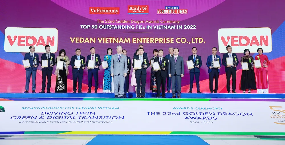 Đại diện của Vedan Việt Nam (đứng giữa) nhận giải thưởng Rồng Vàng 2023.