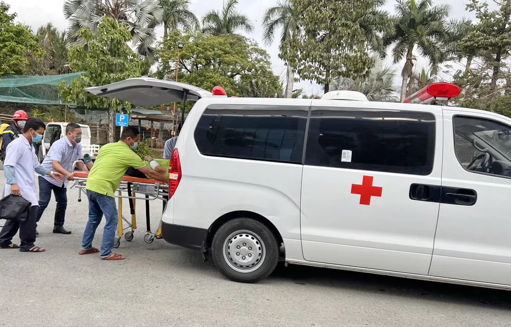 Di chuyển nạn nhân (giả định) lên xe cấp cứu chuyển lên BV tuyến trên.