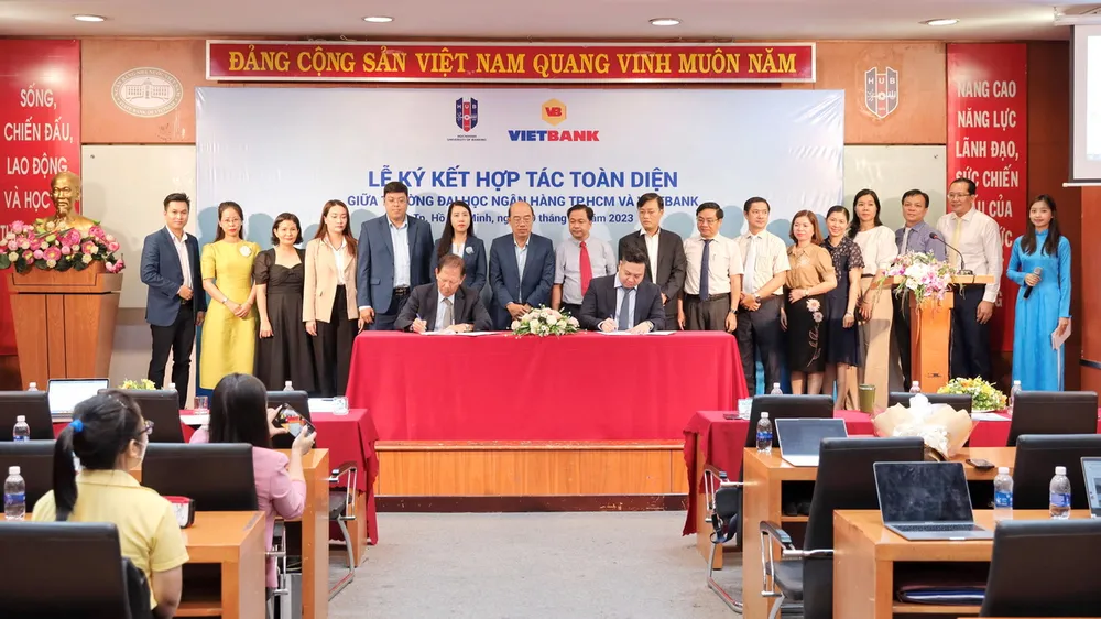 Ông Nguyễn Hữu Trung - Quyền TGĐ Vietbank (bên trái) ký hợp tác toàn diện cùng ông Nguyễn Đức Trung – Quyền Hiệu trưởng ĐH Ngân hàng TP.HCM. Ông Nguyễn Hữu Trung - Quyền TGĐ Vietbank (bên trái) ký hợp tác toàn diện cùng ông Nguyễn Đức Trung – Quyền Hiệu trưởng ĐH Ngân hàng TP.HCM.