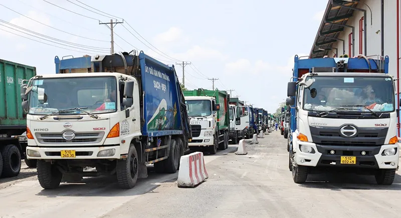 Trong thời gian công nhân ngừng việc, hàng trăm xe thu gom rác đổ về Khu Liên hiệp xử lý chất thải Đa Phước phải xếp hàng và dồn ứ do không thể tập kết rác.
