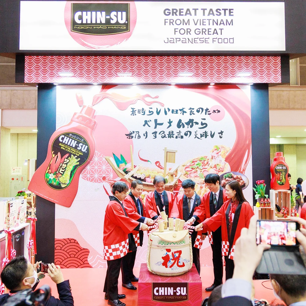 Sự xuất hiện của Chin-su tại triển lãm Foodex thu hút sự quan tâm của đông đảo người tham dự. Sự xuất hiện của Chin-su tại triển lãm Foodex thu hút sự quan tâm của đông đảo người tham dự.