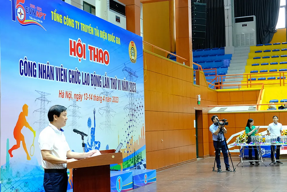 Ông Trịnh Tuấn Sơn, Chủ tịch Công đoàn EVNNPT phát biểu bế mạc hội thao. Ông Trịnh Tuấn Sơn, Chủ tịch Công đoàn EVNNPT phát biểu bế mạc hội thao.