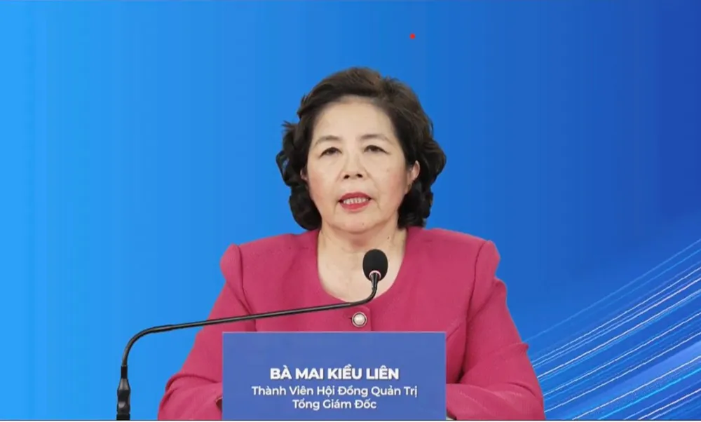 Bà Mai Kiều Liên – Tổng giám đốc, Thành viên HĐQT Vinamilk trả lời các câu hỏi của cổ đông ở phiên thảo luận.