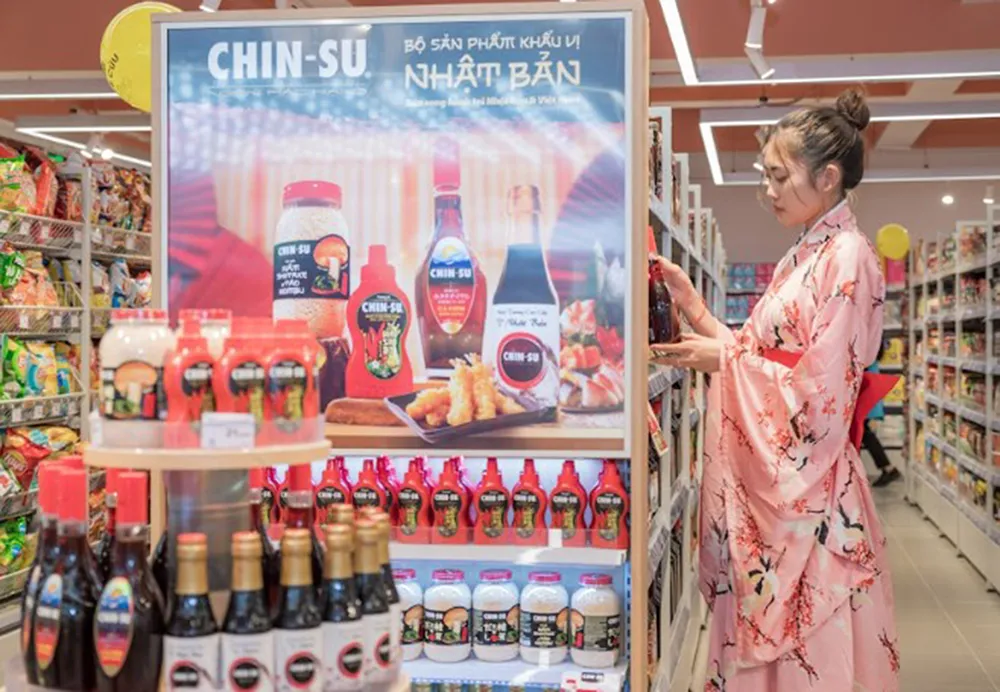 Gian hàng trưng bày bộ gia vị Chin-su mới chuẩn Nhật tại siêu thị được trang trí đẹp mắt.