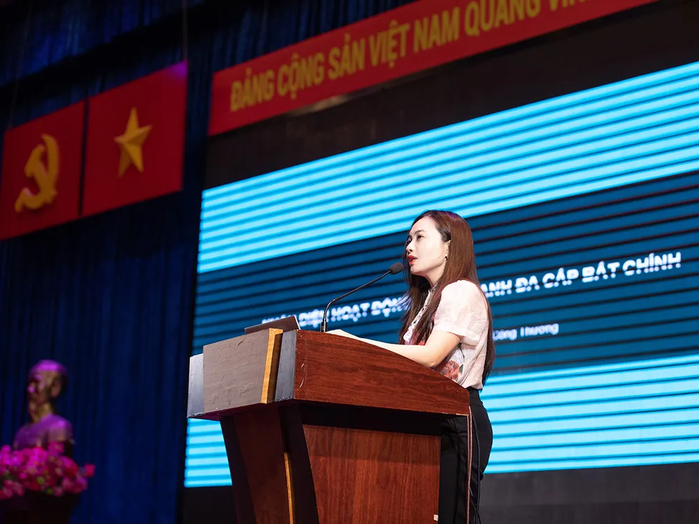 Bà Hoàng Thị Thu Trang – Đại diện Ủy Ban Cạnh tranh Quốc Gia - Bộ Công Thương trình bày tại hội thảo. Bà Hoàng Thị Thu Trang – Đại diện Ủy Ban Cạnh tranh Quốc Gia - Bộ Công Thương trình bày tại hội thảo.