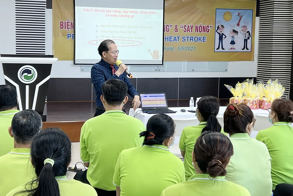 TS. BS Lê Văn Nhân trình bày các kiến thức cơ bản về say nắng, say nóng TS. BS Lê Văn Nhân trình bày các kiến thức cơ bản về say nắng, say nóng