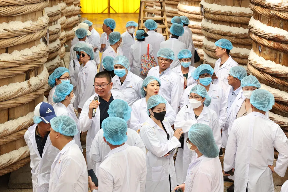 Nhiều khách hàng ngạc nhiên khi lần đầu được thấy, được nghe, được thử từng giọt nước mắm trong các thùng ủ chượp tại nhà thùng với quy mô khủng có tổng diện tích khoảng 22.000 m2, gần 500 thùng gỗ với sức chứa khoảng 10.000 tấn cá tại Phú Quốc.