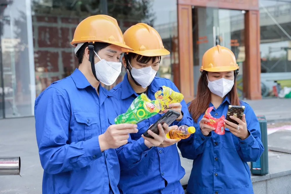 Người tiêu dùng háo hức nhắn tin tham gia chương trình để có cơ hội trở thành tỷ phú trong 3 ngày tới chỉ với chai nước giải khát.