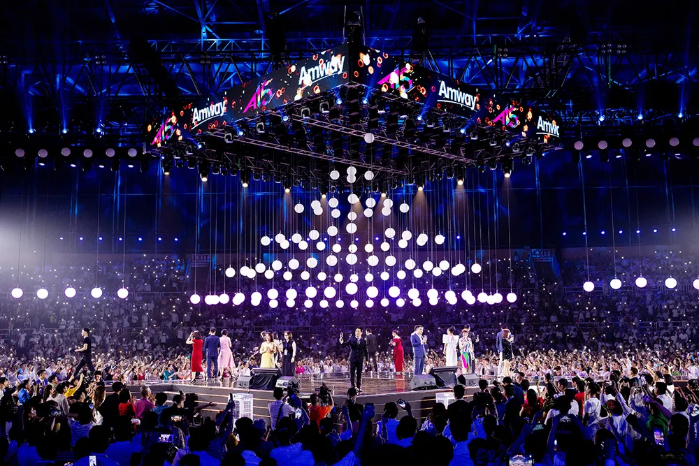 Ban Giám đốc và lãnh đạo nhà phân phối Amway Việt Nam chúc mừng 15 năm hành trình phụng sự sức khỏe người tiêu dùng Việt.