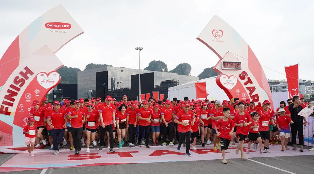 Hơn 400 thành viên đã tham gia chinh phục hai cung đường đi/chạy bộ.