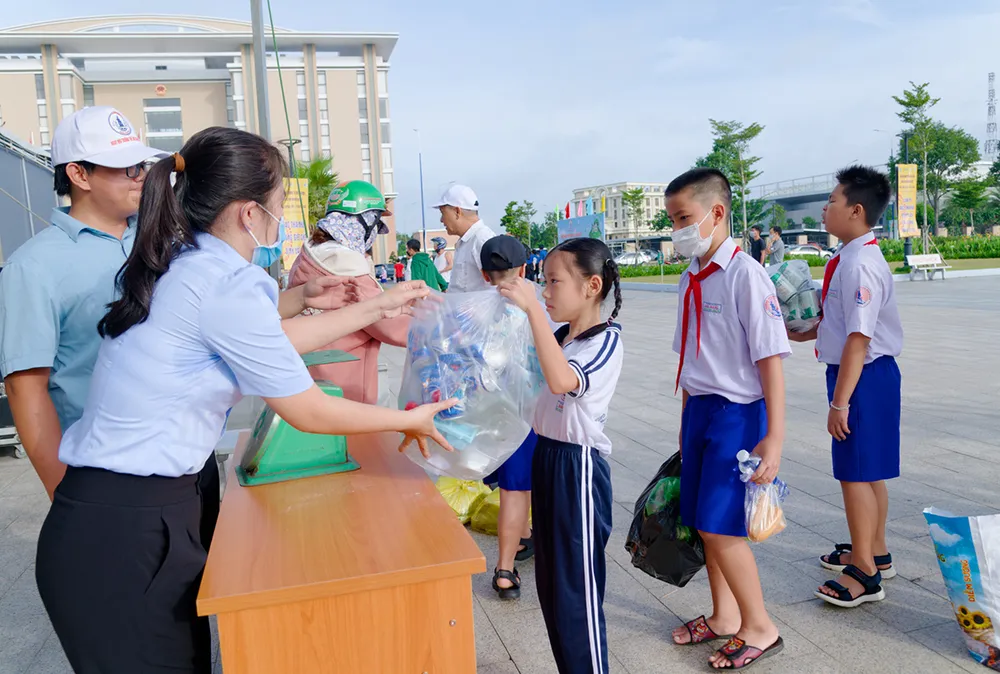Đổi chất thải nhận quà thú vị là một trong những hoạt động có ý nghĩa của chương trình để nâng cao kiến thức bảo vệ môi trường cho trẻ em. Đổi chất thải nhận quà thú vị là một trong những hoạt động có ý nghĩa của chương trình để nâng cao kiến thức bảo vệ môi trường cho trẻ em.