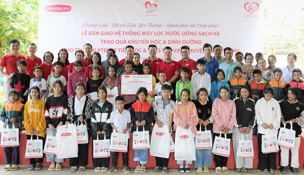 Đại diện Dai-ichi Life Việt Nam trao tặng quà khuyến học và dinh dưỡng cho các em học sinh.