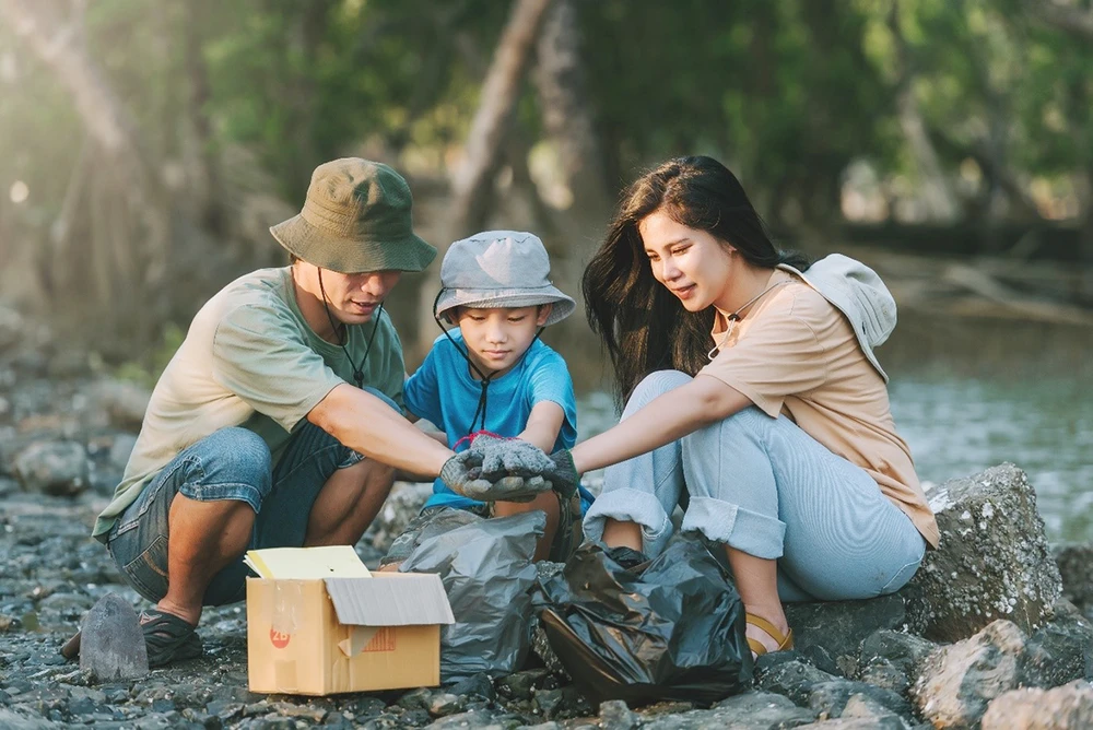Tạo cơ hội để con “cho đi” thời gian, sức lực và tâm huyết cũng là một cách quyên góp.