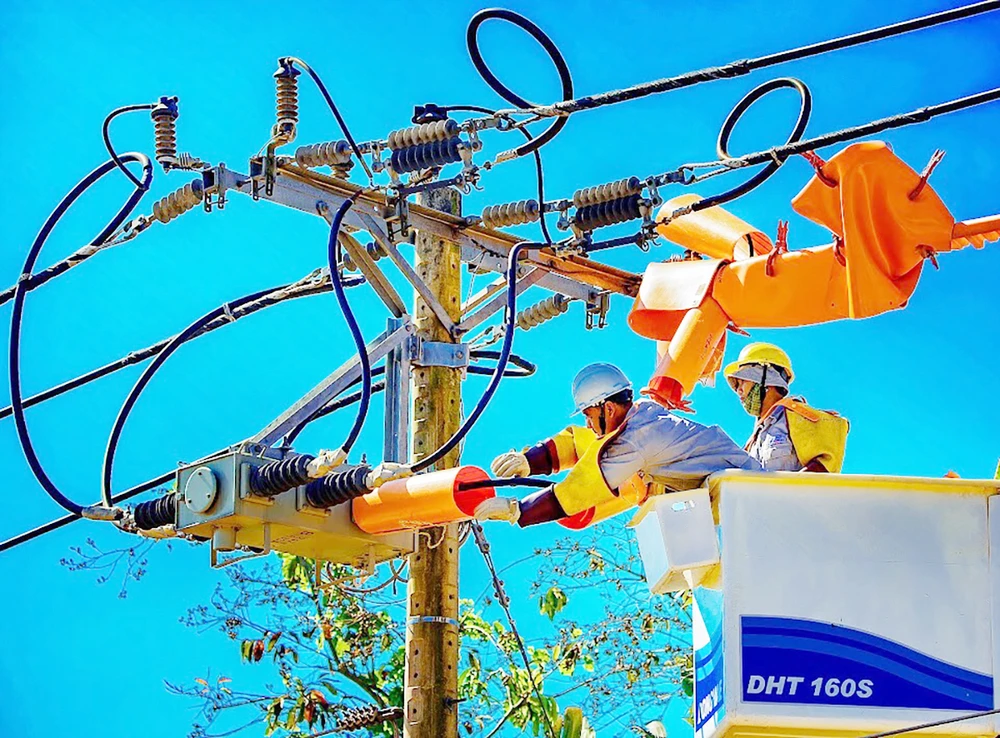 Duy trì bảo dưỡng an toàn đường dây truyền tải điện tại Điện lực Ninh Thuận.