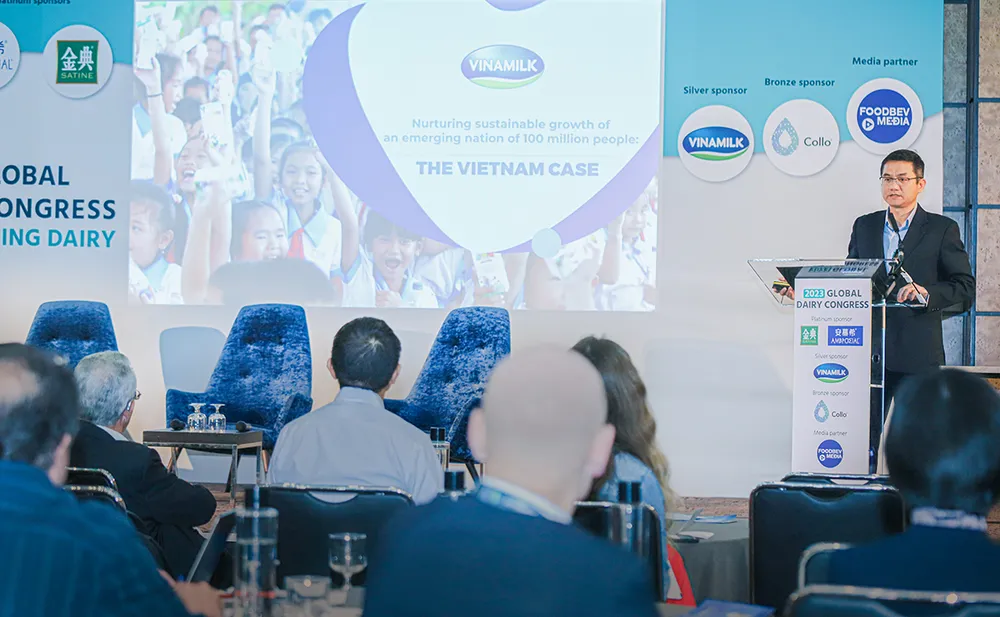 Ông Nguyễn Quang Trí – Giám đốc Điều hành Marketing Vinamilk trình bày tham luận tại hội nghị. Ông Nguyễn Quang Trí – Giám đốc Điều hành Marketing Vinamilk trình bày tham luận tại hội nghị.