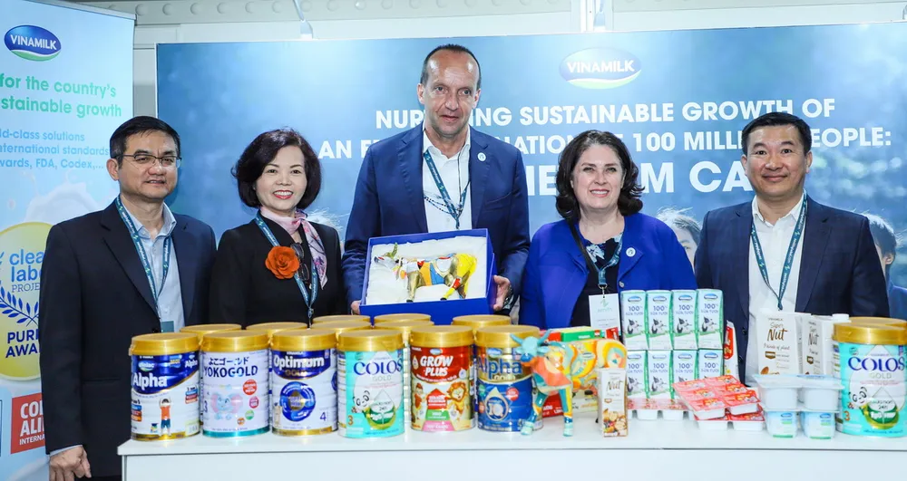 Ông Piercristiano Brazzale, Chủ tịch IDF (đứng giữa) quan tâm ủng hộ tiến trình Việt Nam gia nhập IDF. Ông Piercristiano Brazzale, Chủ tịch IDF (đứng giữa) quan tâm ủng hộ tiến trình Việt Nam gia nhập IDF.