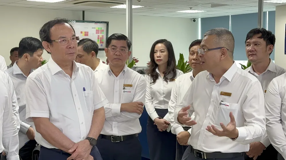 Đồng chí Nguyễn Văn Thanh – Phó Bí thư, Tổng Giám đốc giới thiệu cho đồng chí Nguyễn Văn Nên về sự vận hành của Trung tâm Chăm sóc khách hàng EVNHCMC.