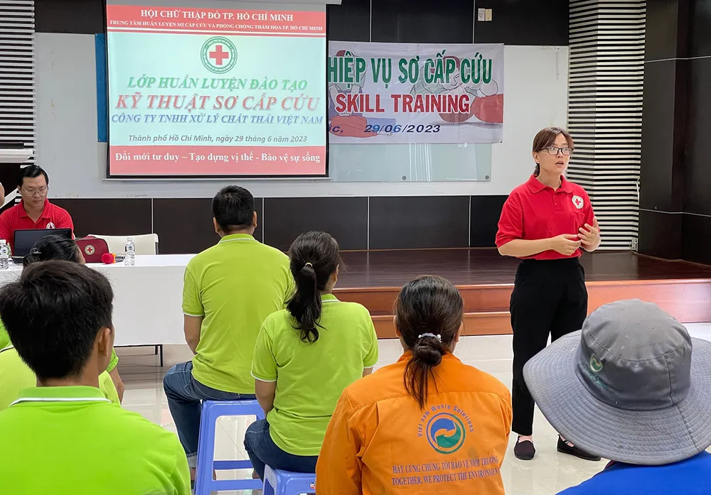 Tập huấn viên truyền thụ kỹ năng sơ cấp cứu cho người lao động.