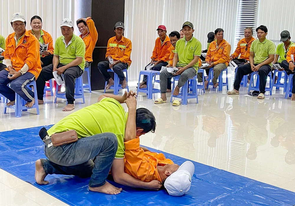 Thực hành kỹ năng di chuyển an toàn khi người lao động bị ngất xỉu.
