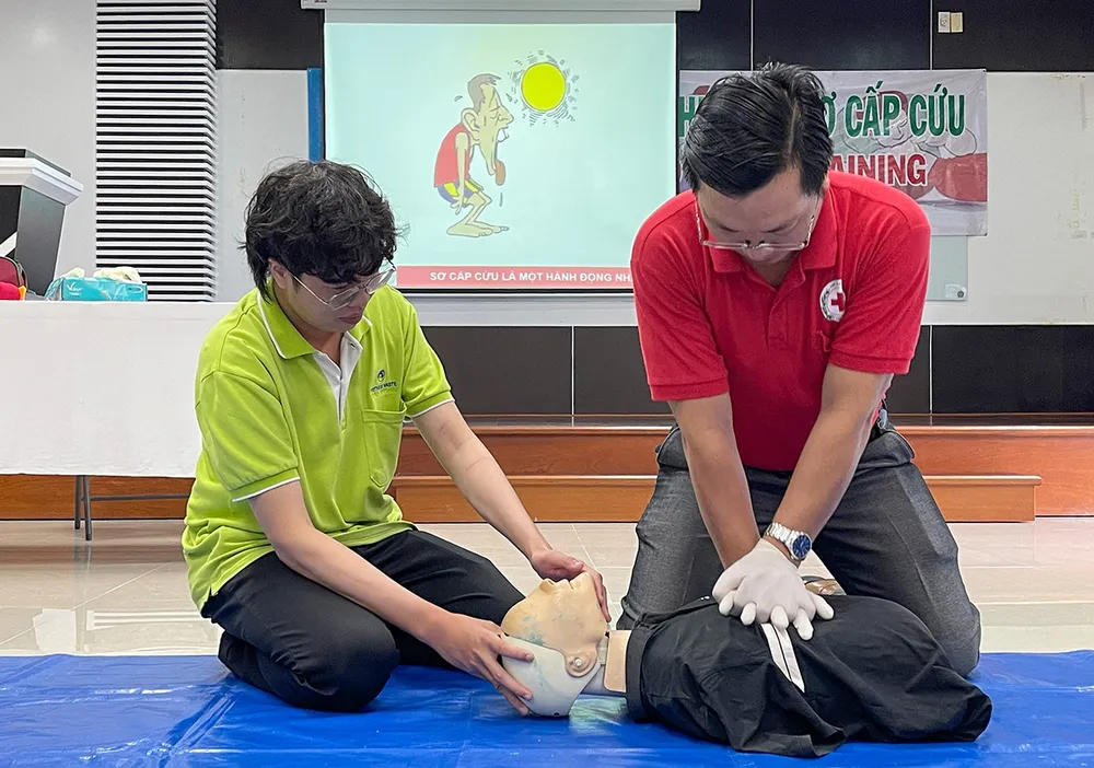 Hướng dẫn kỹ năng và thực hành phương pháp hồi sinh tim phổi cho người bị nạn.