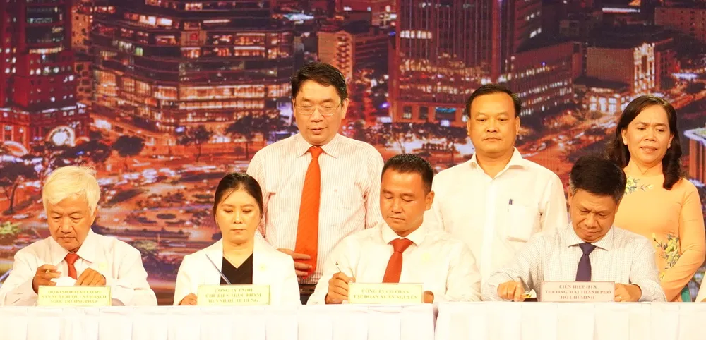 Ông Trần Lâm Hồng, Phó Tổng Giám đốc Saigon Co.op ký kết biên bản ghi nhớ với các hợp tác xã hỗ trợ tiêu thụ các sản phẩm OCOP tối ngày 30-6.