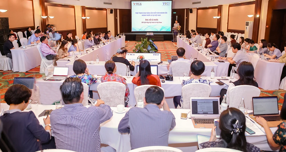 Các đại biểu thảo luận về lộ trình điều chỉnh tăng thuế đối với mặt hàng thuốc lá nhằm hạn chế sản xuất, tiêu dùng và thực hiện các cam kết quốc tế tại Hội thảo về chính sách thuế TTĐB ngày 9-8-2022. Các đại biểu thảo luận về lộ trình điều chỉnh tăng thuế đối với mặt hàng thuốc lá nhằm hạn chế sản xuất, tiêu dùng và thực hiện các cam kết quốc tế tại Hội thảo về chính sách thuế TTĐB ngày 9-8-2022.