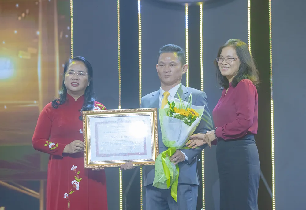 TS. Nguyễn Vinh Huy - Chủ tịch sáng lập Hệ thống luật Thịnh Trí nhận Bằng khen của UBND TP.HCM.