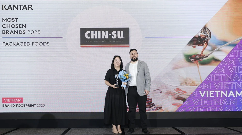 Đại diện của nhãn hàng Chin-su (bên trái) nhận chứng nhận từ đại diện Kantar World Panel.