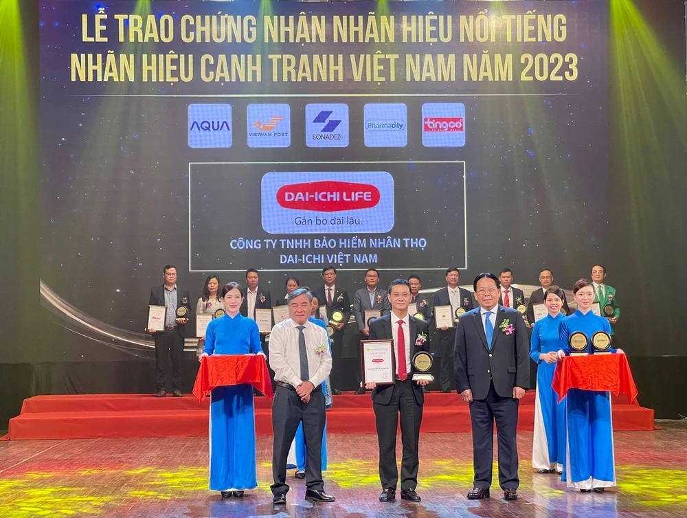 Ông Ngô Việt Phương – Phó TGĐ Kinh doanh Kênh Đại lý Truyền thống của Dai-ichi Life Việt Nam (ở giữa) nhận danh hiệu Top 10 nhãn hiệu nổi tiếng Việt Nam 2023.