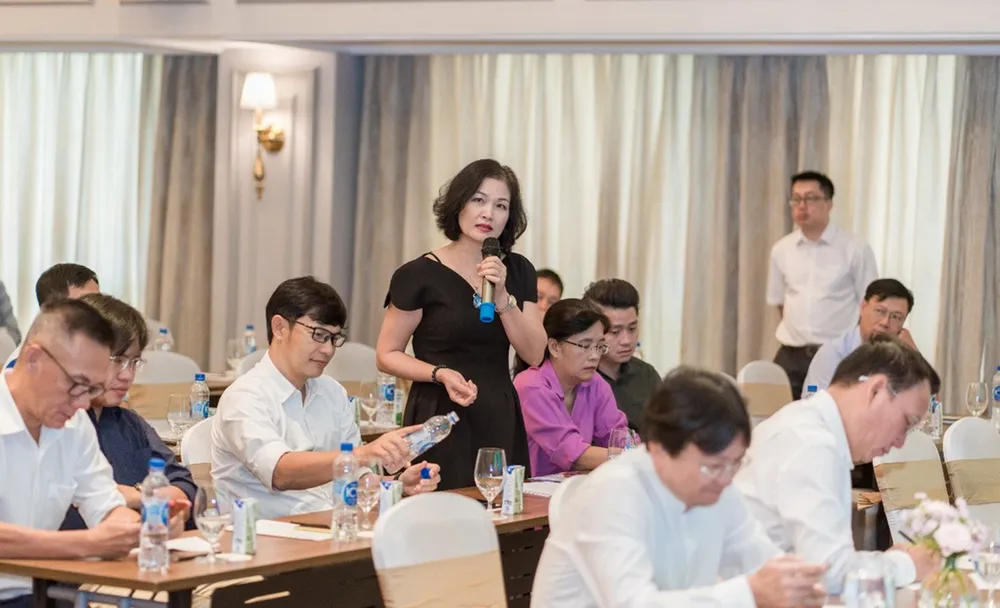 Các phóng viên, biên tập viên trao đổi, chia sẻ kinh nghiệm tại sự kiện.