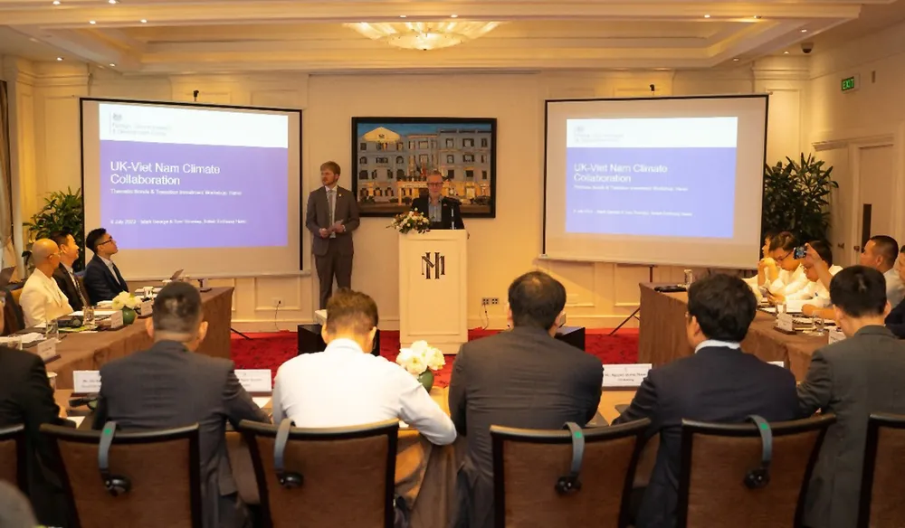 Ông Mark George, Tham tán Đại sứ về Biến đổi khí hậu, Đại sứ quán Anh tại Hà Nội chia sẻ về hợp tác giữa Chính phủ Anh và Việt Nam trong thỏa thuận Hợp tác Chuyển dịch Năng lượng Công Bằng (JETP). Ông Mark George, Tham tán Đại sứ về Biến đổi khí hậu, Đại sứ quán Anh tại Hà Nội chia sẻ về hợp tác giữa Chính phủ Anh và Việt Nam trong thỏa thuận Hợp tác Chuyển dịch Năng lượng Công Bằng (JETP).