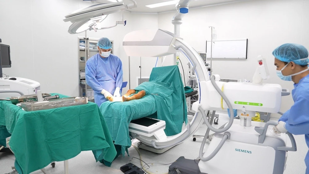 Hệ thống X-quang C-arm (System ID: 181251) là máy X-quang di động cánh tay C với hệ thống tăng sáng truyền hình phục vụ cho các thao tác soi, chụp và can thiệp trong chấn thương, chỉnh hình, kiểm soát vùng tổn thương.