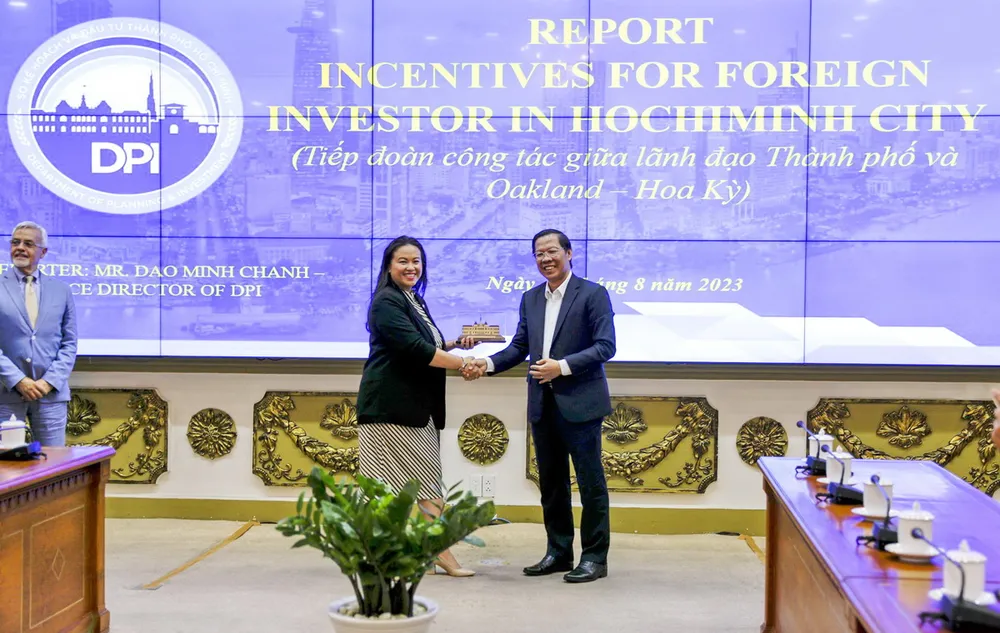 Chủ tịch UBND TP.HCM Phan Văn Mãi bắt tay bà Sheng Thao (Thị trưởng TP. Oakland) tại buổi đón tiếp đoàn doanh nghiệp bang California. Chủ tịch UBND TP.HCM Phan Văn Mãi bắt tay bà Sheng Thao (Thị trưởng TP. Oakland) tại buổi đón tiếp đoàn doanh nghiệp bang California.