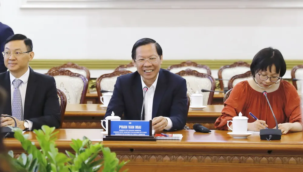 Chủ tịch UBND TP.HCM Phan Văn Mãi khẳng định sẽ tạo mọi điều kiện để doanh nghiệp Hoa Kỳ và các kiều bào đầu tư tại thành phố. Chủ tịch UBND TP.HCM Phan Văn Mãi khẳng định sẽ tạo mọi điều kiện để doanh nghiệp Hoa Kỳ và các kiều bào đầu tư tại thành phố.