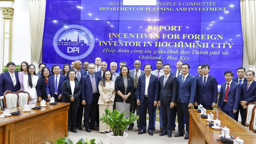 Chụp hình lưu niệm giữa lãnh đạo TP.HCM và đoàn doanh nghiệp bang California. Chụp hình lưu niệm giữa lãnh đạo TP.HCM và đoàn doanh nghiệp bang California.