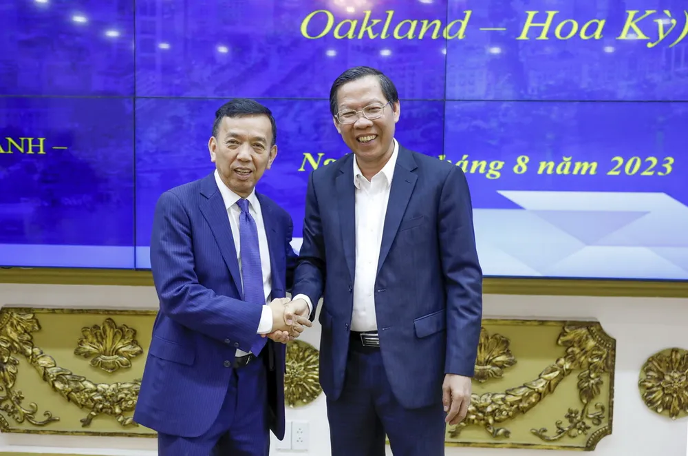 Chủ tịch UBND TP.HCM Phan Văn Mãi chụp hình lưu niệm với ông David Dương, Chủ tịch HĐQT kiêm TGĐ Công ty California Waste Solutions (CWS), đồng Chủ tịch HĐQT kiêm Tổng giám đốc Công ty TNHH Xử lý chất thải Việt Nam (VWS). Chủ tịch UBND TP.HCM Phan Văn Mãi chụp hình lưu niệm với ông David Dương, Chủ tịch HĐQT kiêm TGĐ Công ty California Waste Solutions (CWS), đồng Chủ tịch HĐQT kiêm Tổng giám đốc Công ty TNHH Xử lý chất thải Việt Nam (VWS).