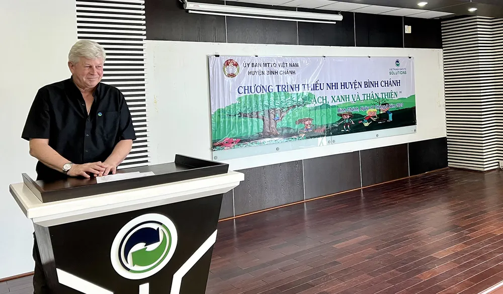 Ông Kevin Moore, GĐ Điều hành VWS trao đổi và giải đáp nhiều thắc mắc của các em học sinh về công tác thu gom và xử lý rác thải tại Khu Liên hợp Xử lý chất thải Đa Phước.