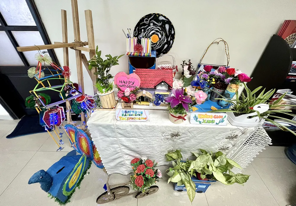 Một tác phẩm tái chế dự thi do các em học sinh thực hiện.