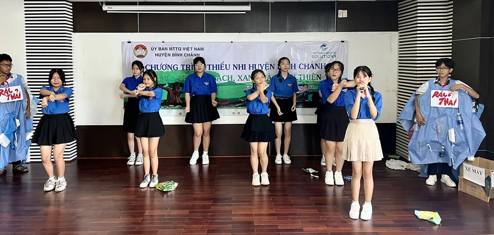 Các em học sinh Đa Phước tự sáng tạo và trình diễn bộ sưu tập thời trang được làm từ các vật liệu tái chế.