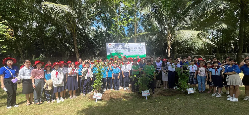 Các em tham gia trồng cây xanh trong Khu Liên hợp Xử lý chất thải Đa Phước.