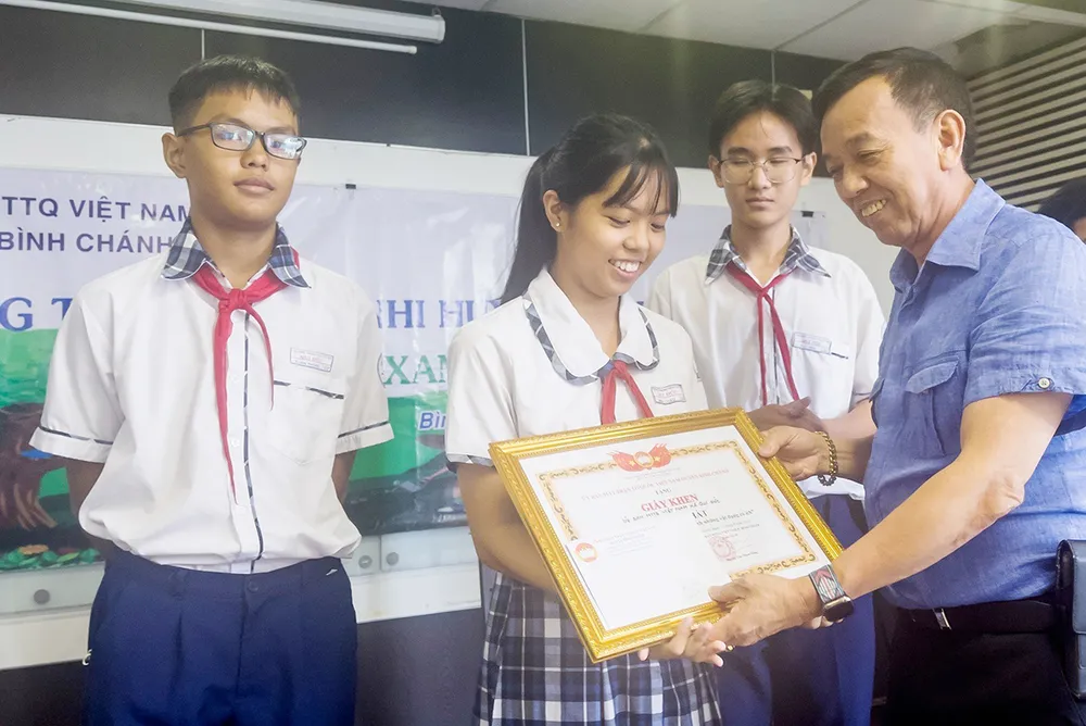 Ông David Dương, Chủ tịch HĐQT kiêm TGĐ Công ty VWS trao giải Nhất cuộc thi thiết kế thời trang từ vật liệu tái chế cho Trường PTCS Qui Đức.