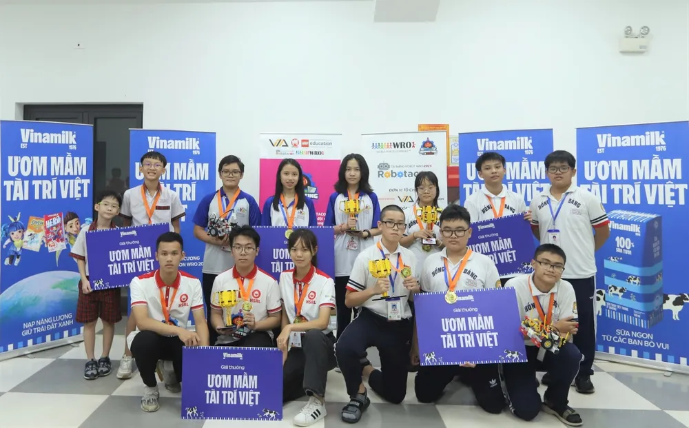 Các đội vô địch 5 bảng hào hứng nhận giải thưởng “Ươm mầm tài trí Việt” từ Vinamilk.