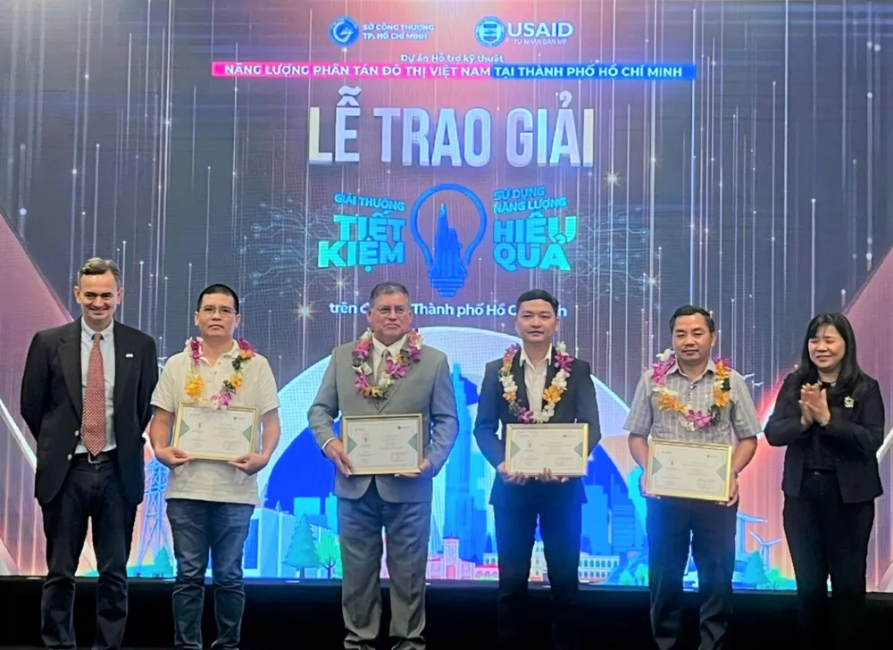 Ông Jimenez Sr Romulo - Quản lý vận hành bãi chôn lấp của VWS (thứ 3 từ trái sang) nhận Giấy chứng nhận doanh nghiệp sử dụng năng lượng tiết kiệm và hiệu quả của TP.HCM.