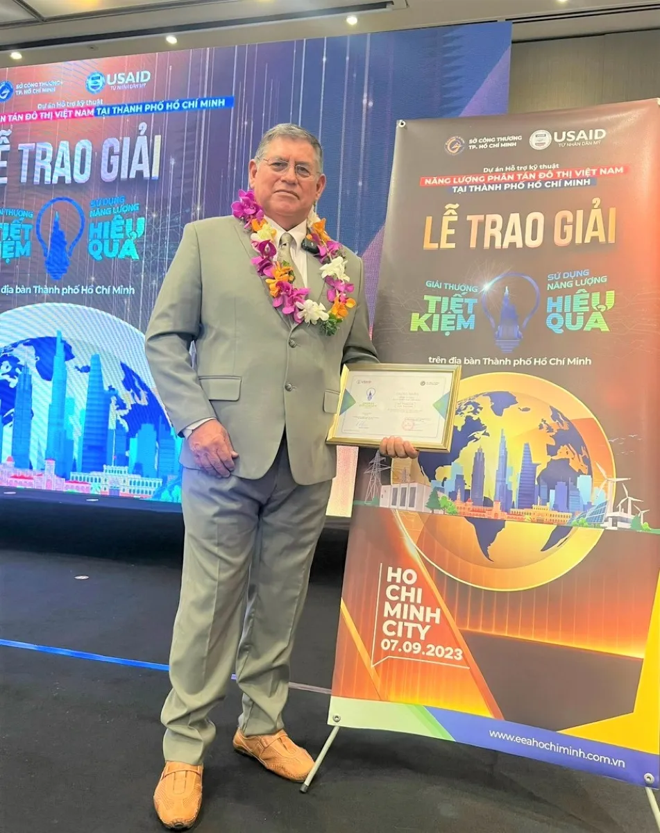 Ông Jimenez Sr Romulo - Quản lý vận hành bãi chôn lấp của VWS nhận giải thưởng tại lễ tôn vinh.