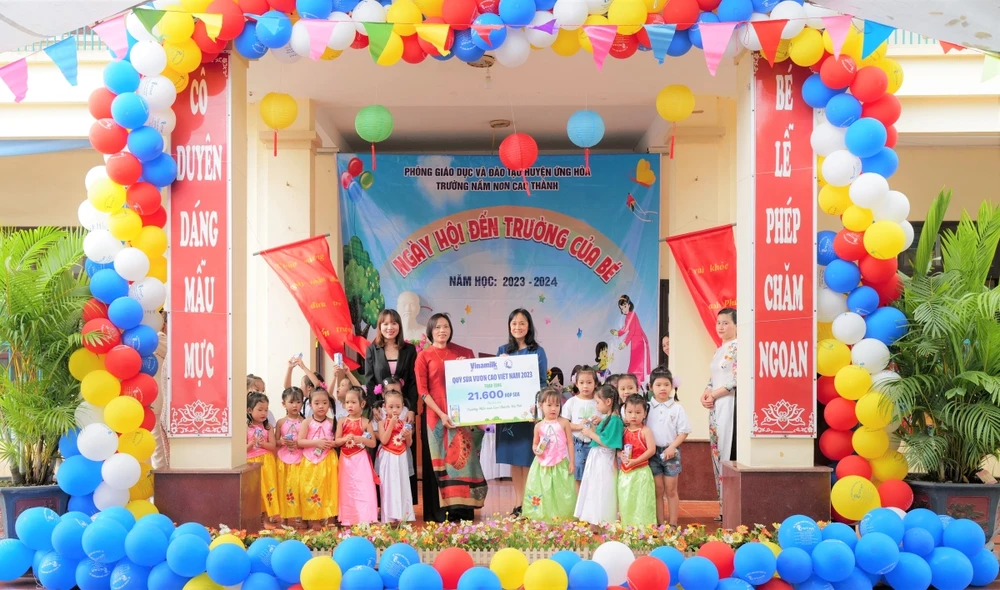 Đại diện Vinamilk trao tặng 21.600 hộp sữa Vinamilk ADM cho các em học sinh Trường Mầm non Cao Thành vào ngày khai giảng năm học mới.