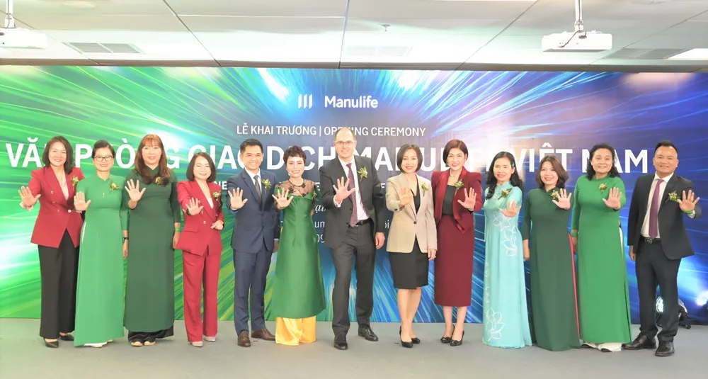 Đại diện Manulife tại lễ khai trương văn phòng giao dịch Manulife Lancaster Hà Nội. PLO_TinPR_PL_Manulife-khaitruong_hinhtin.jpg