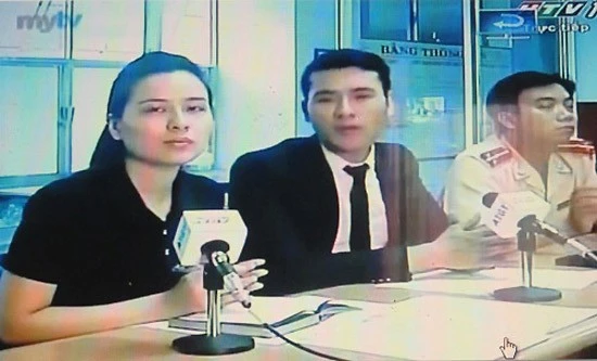 7. MC Lê Minh Ngọc của Đài truyền hình TP.HCM, dẫn chuyên mục An toàn giao thông trở nên nổi tiếng với lời dẫn bất hủ: “Chúng ta cũng nên nhớ chấp hành đúng tín hiệu giao thông cũng như là sự điều tiết của lực lượng cảnh sát chức năng để có được một ngày Quốc tang thật nhiều niềm vui và thật an toàn”.