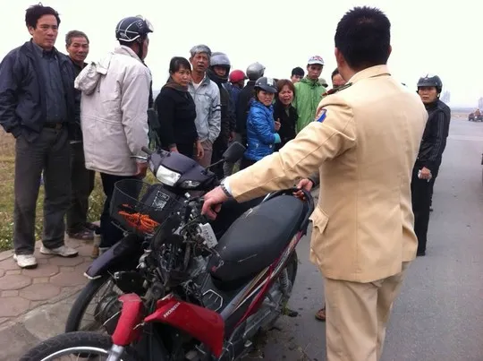 Chiếc xe máy bị dập nát phần đầu